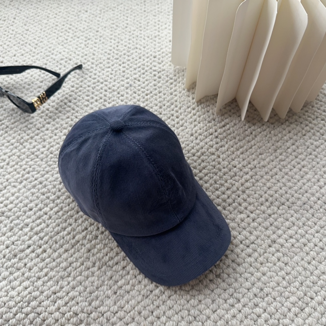 

Loro Piana(诺悠翩雅) 新款灯芯绒棒球帽，大牌同步，超好搭配，出货！