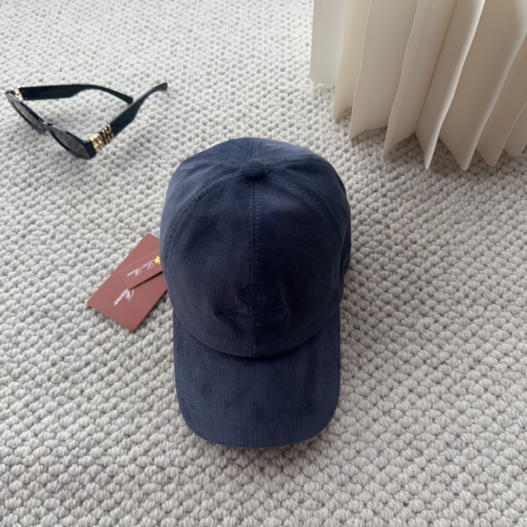 

Loro Piana(诺悠翩雅) 新款灯芯绒棒球帽，大牌同步，超好搭配，出货！