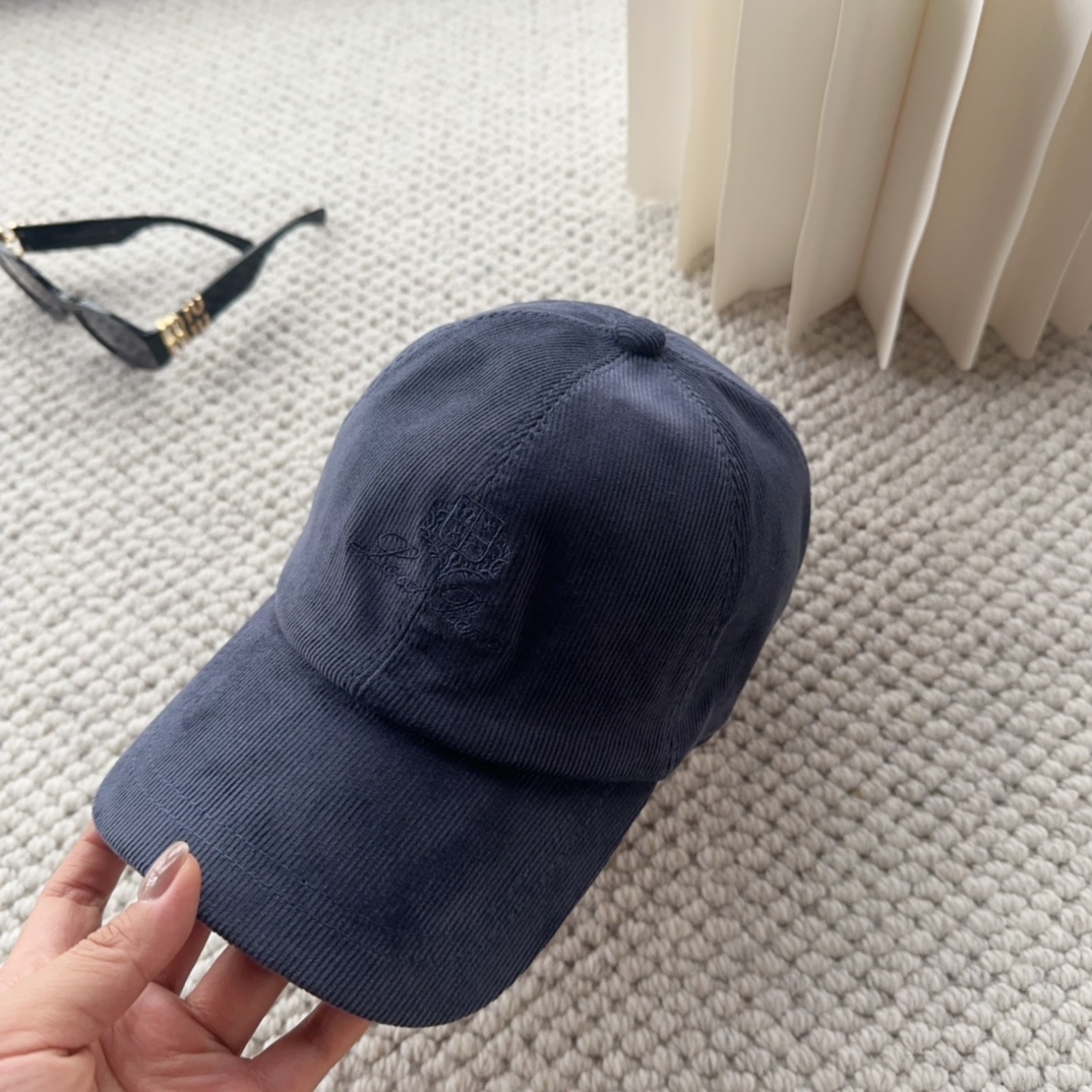 

Loro Piana(诺悠翩雅) 新款灯芯绒棒球帽，大牌同步，超好搭配，出货！