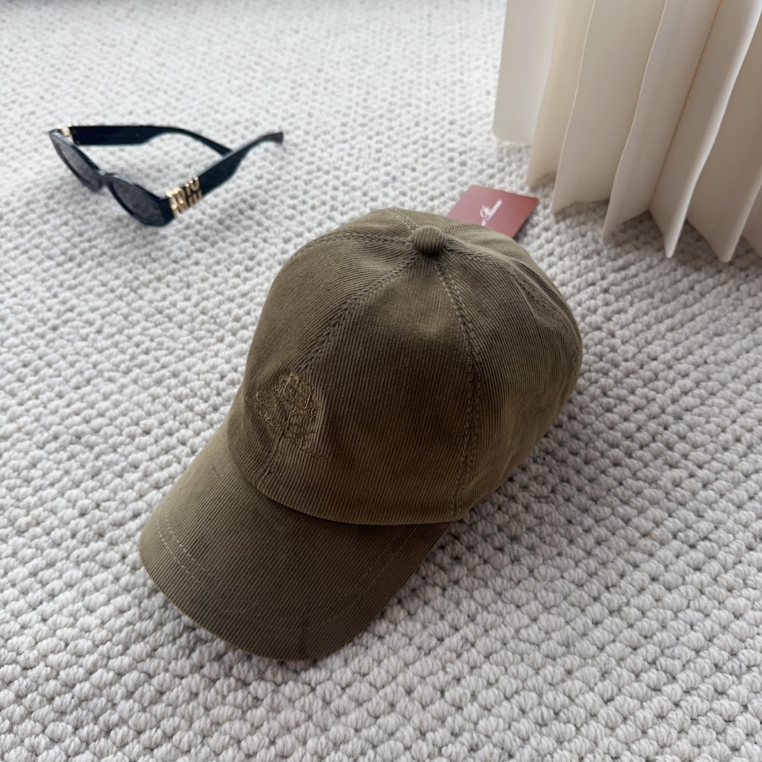 

Loro Piana(诺悠翩雅) 新款灯芯绒棒球帽，大牌同步，超好搭配，出货！