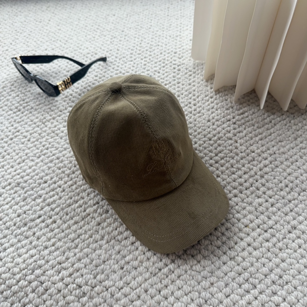 

Loro Piana(诺悠翩雅) 新款灯芯绒棒球帽，大牌同步，超好搭配，出货！