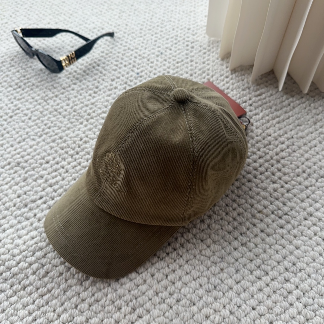 

Loro Piana(诺悠翩雅) 新款灯芯绒棒球帽，大牌同步，超好搭配，出货！