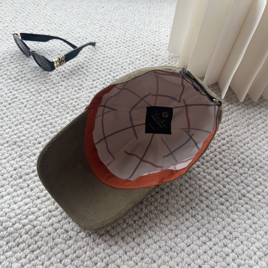 

Loro Piana(诺悠翩雅) 新款灯芯绒棒球帽，大牌同步，超好搭配，出货！