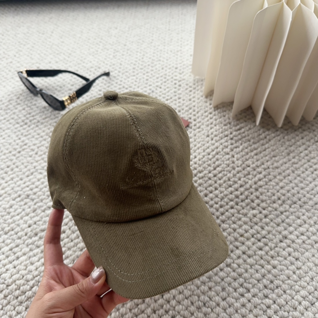 

Loro Piana(诺悠翩雅) 新款灯芯绒棒球帽，大牌同步，超好搭配，出货！