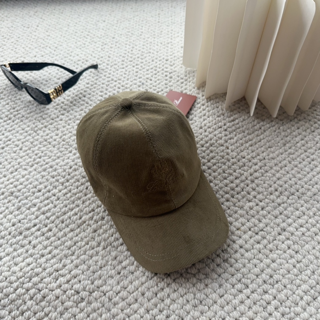 

Loro Piana(诺悠翩雅) 新款灯芯绒棒球帽，大牌同步，超好搭配，出货！