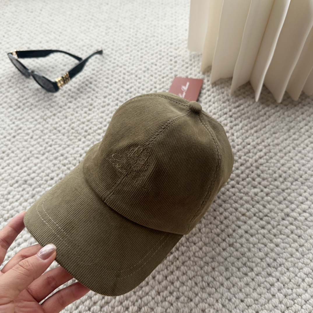 

Loro Piana(诺悠翩雅) 新款灯芯绒棒球帽，大牌同步，超好搭配，出货！