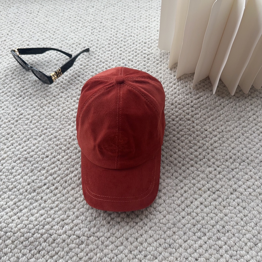 

Loro Piana(诺悠翩雅) 新款灯芯绒棒球帽，大牌同步，超好搭配，出货！