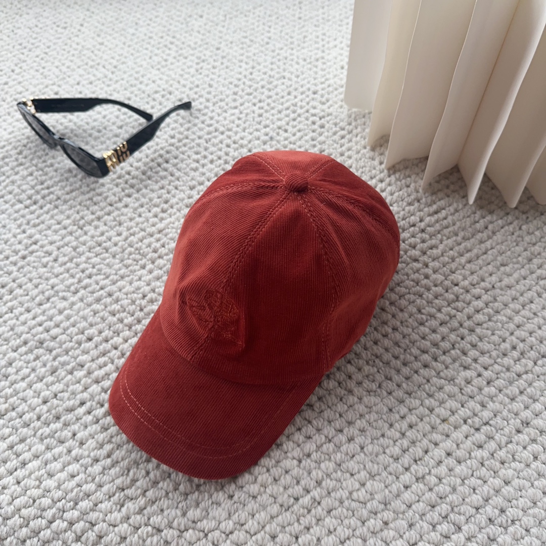 

Loro Piana(诺悠翩雅) 新款灯芯绒棒球帽，大牌同步，超好搭配，出货！