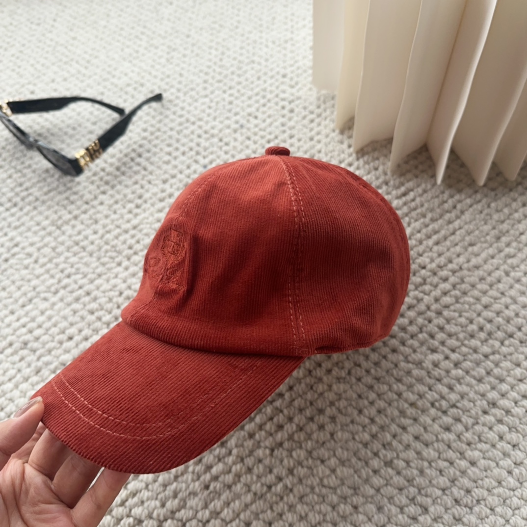 

Loro Piana(诺悠翩雅) 新款灯芯绒棒球帽，大牌同步，超好搭配，出货！