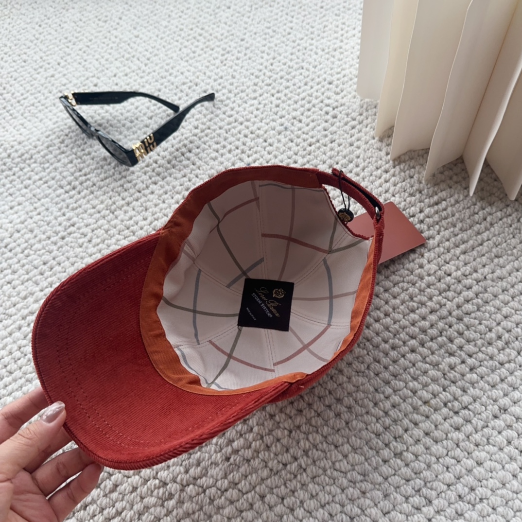 

Loro Piana(诺悠翩雅) 新款灯芯绒棒球帽，大牌同步，超好搭配，出货！