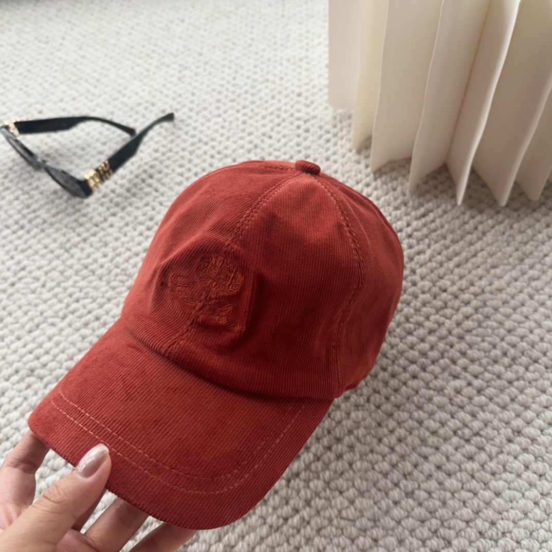 

Loro Piana(诺悠翩雅) 新款灯芯绒棒球帽，大牌同步，超好搭配，出货！