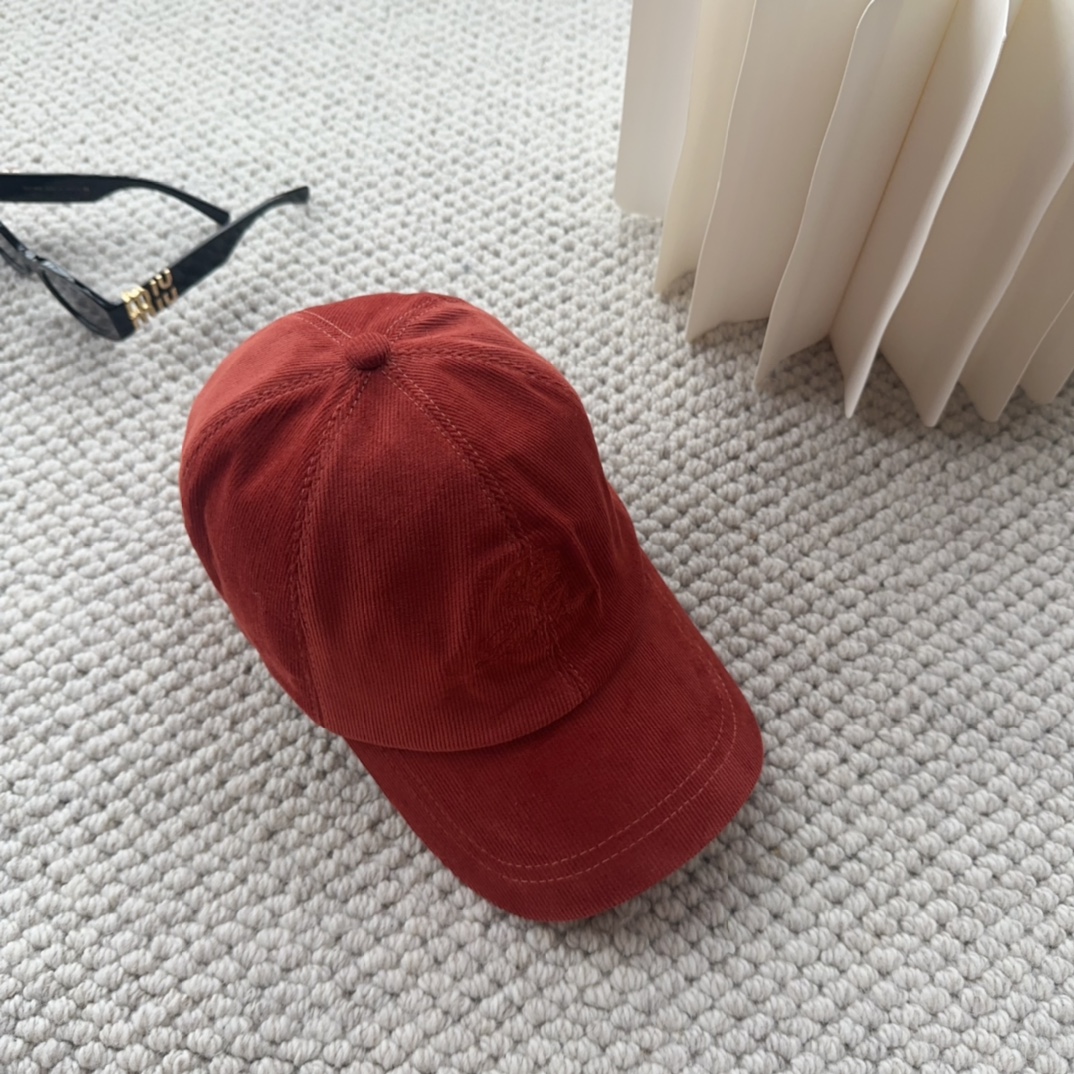 

Loro Piana(诺悠翩雅) 新款灯芯绒棒球帽，大牌同步，超好搭配，出货！