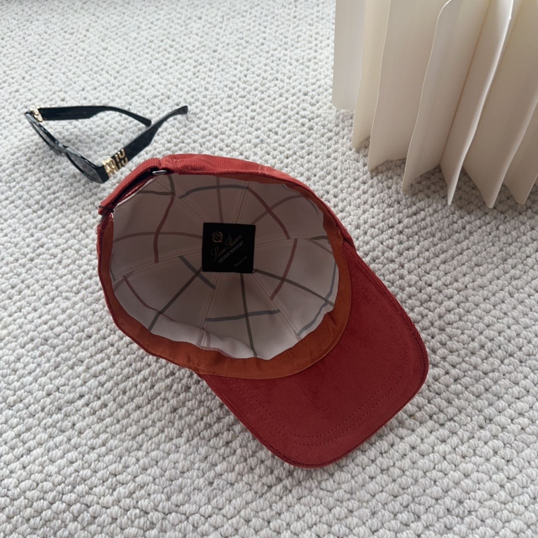 

Loro Piana(诺悠翩雅) 新款灯芯绒棒球帽，大牌同步，超好搭配，出货！