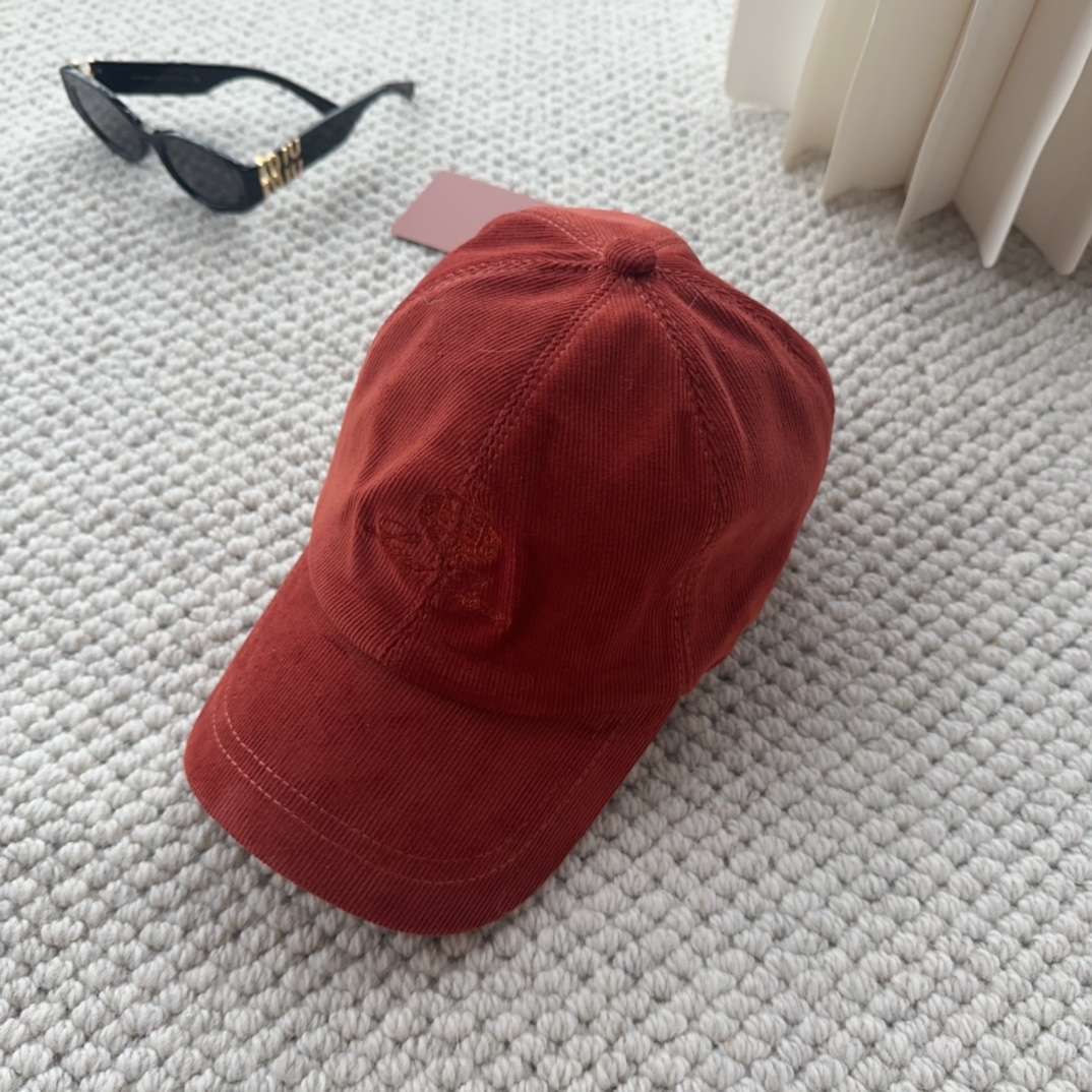 

Loro Piana(诺悠翩雅) 新款灯芯绒棒球帽，大牌同步，超好搭配，出货！