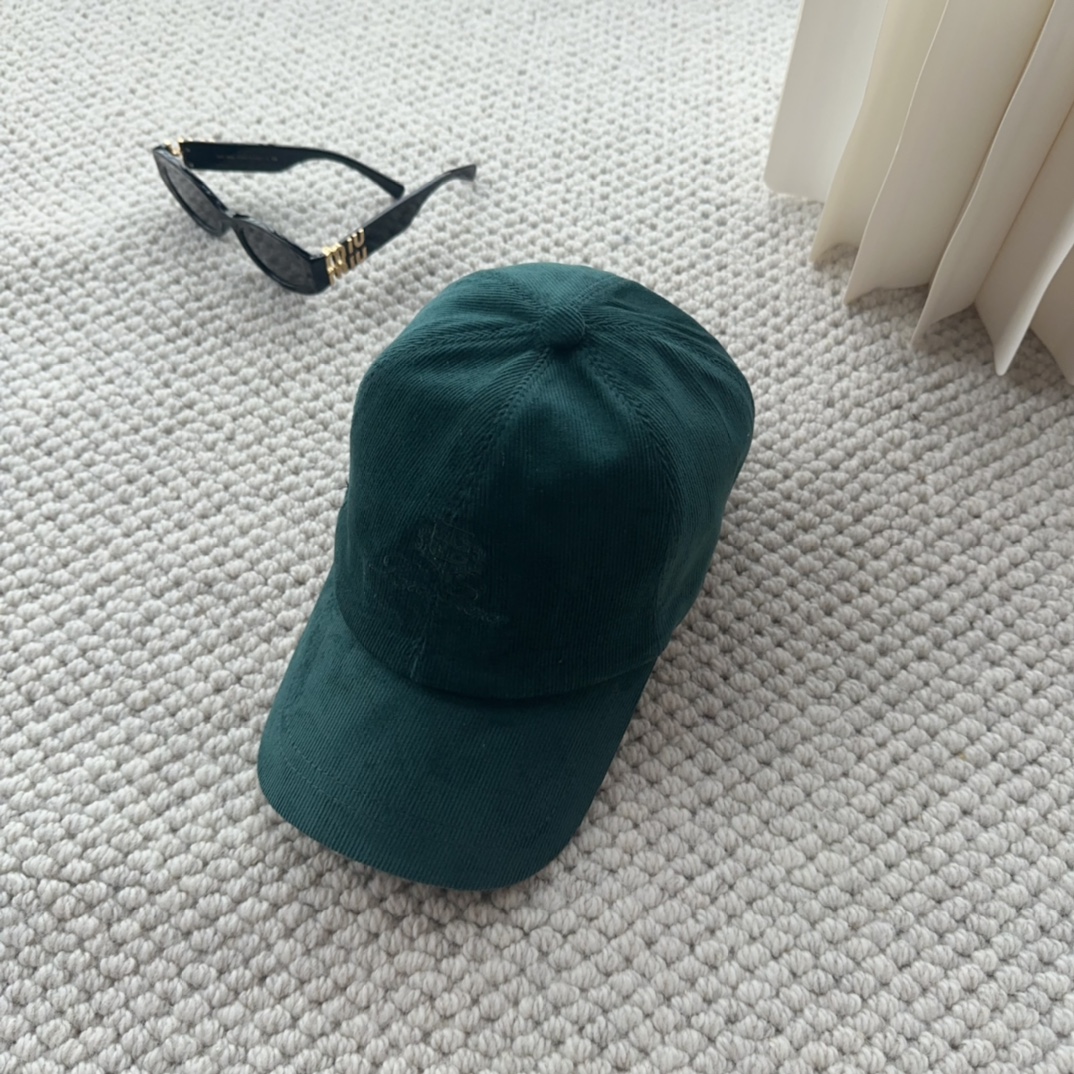 

Loro Piana(诺悠翩雅) 新款灯芯绒棒球帽，大牌同步，超好搭配，出货！