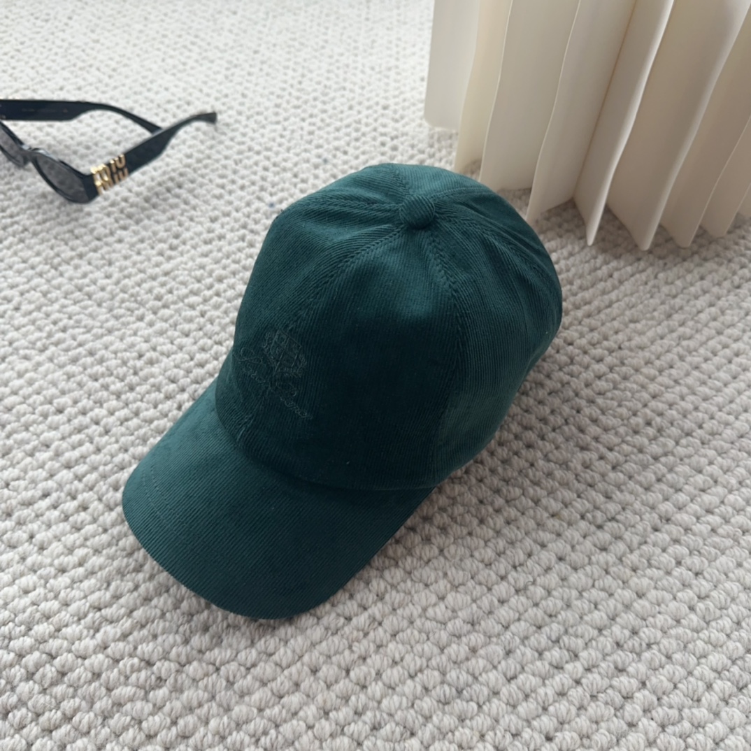 

Loro Piana(诺悠翩雅) 新款灯芯绒棒球帽，大牌同步，超好搭配，出货！