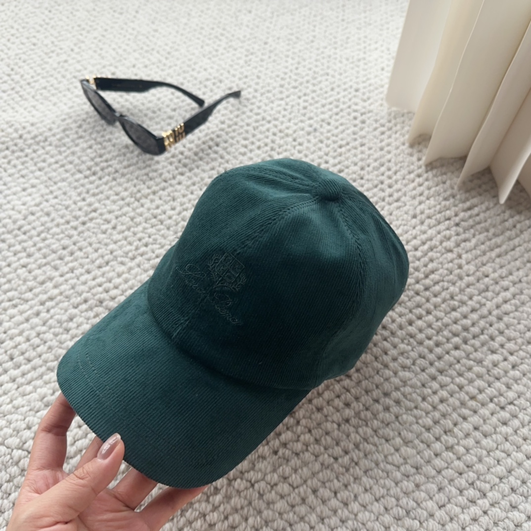 

Loro Piana(诺悠翩雅) 新款灯芯绒棒球帽，大牌同步，超好搭配，出货！