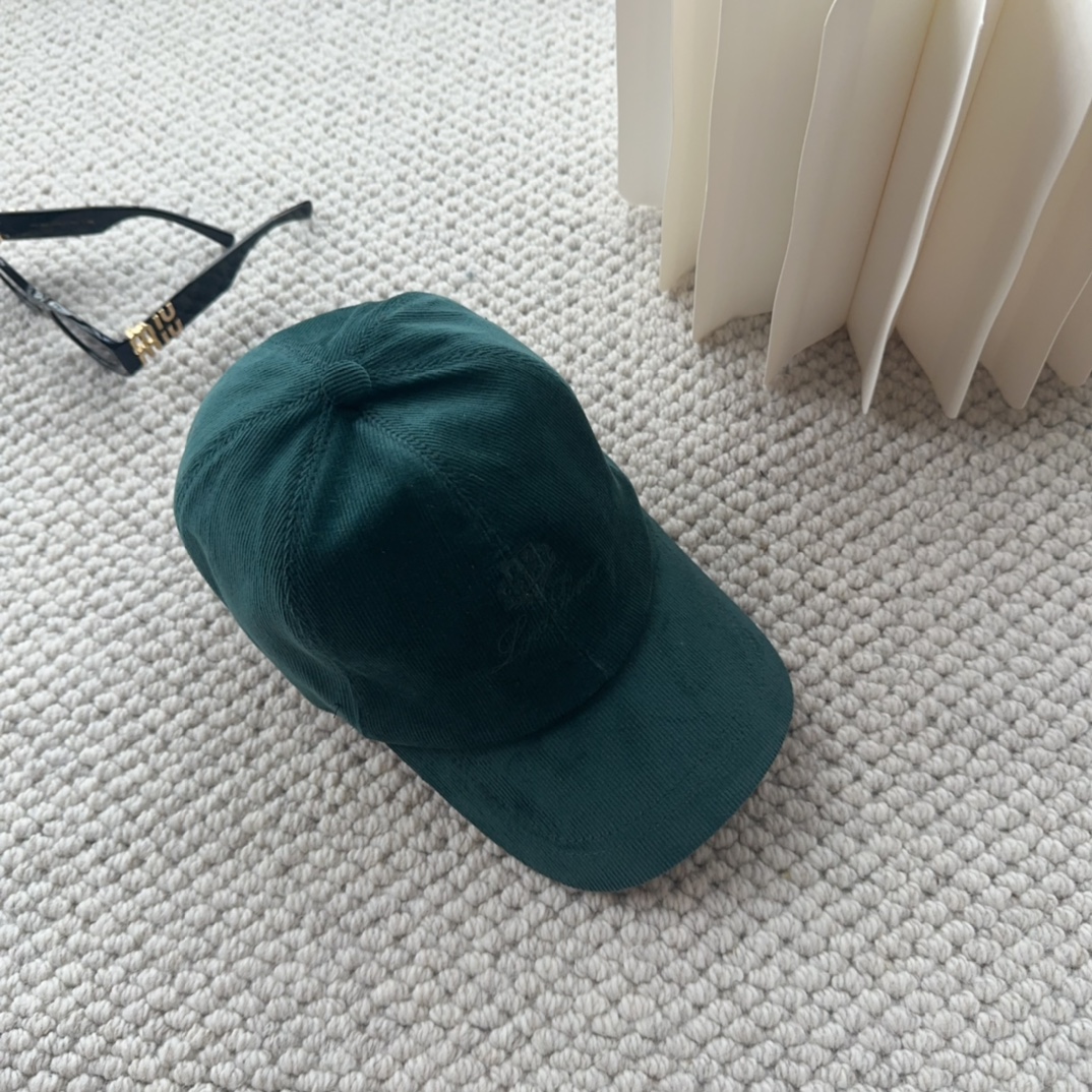 

Loro Piana(诺悠翩雅) 新款灯芯绒棒球帽，大牌同步，超好搭配，出货！