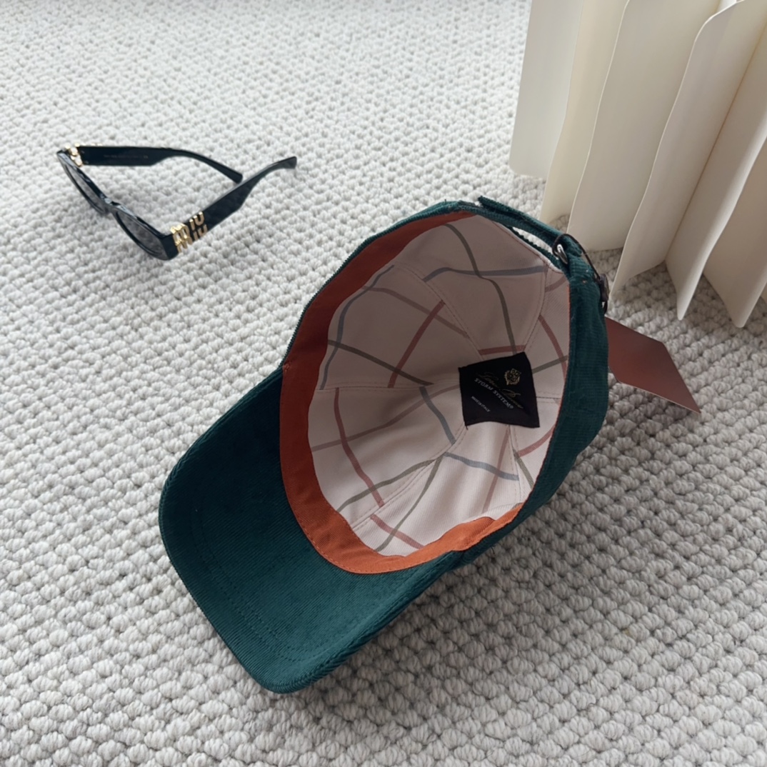 

Loro Piana(诺悠翩雅) 新款灯芯绒棒球帽，大牌同步，超好搭配，出货！