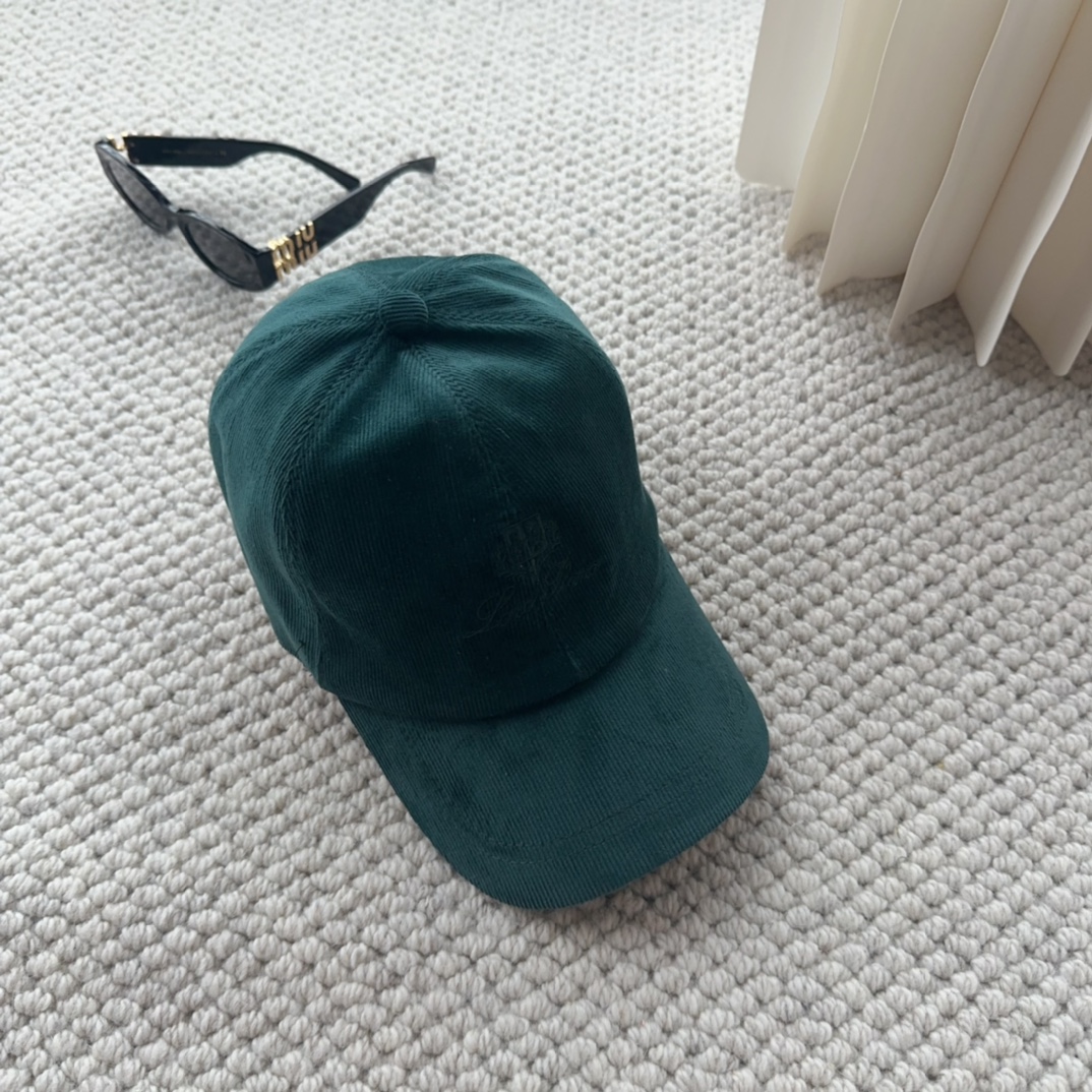 

Loro Piana(诺悠翩雅) 新款灯芯绒棒球帽，大牌同步，超好搭配，出货！