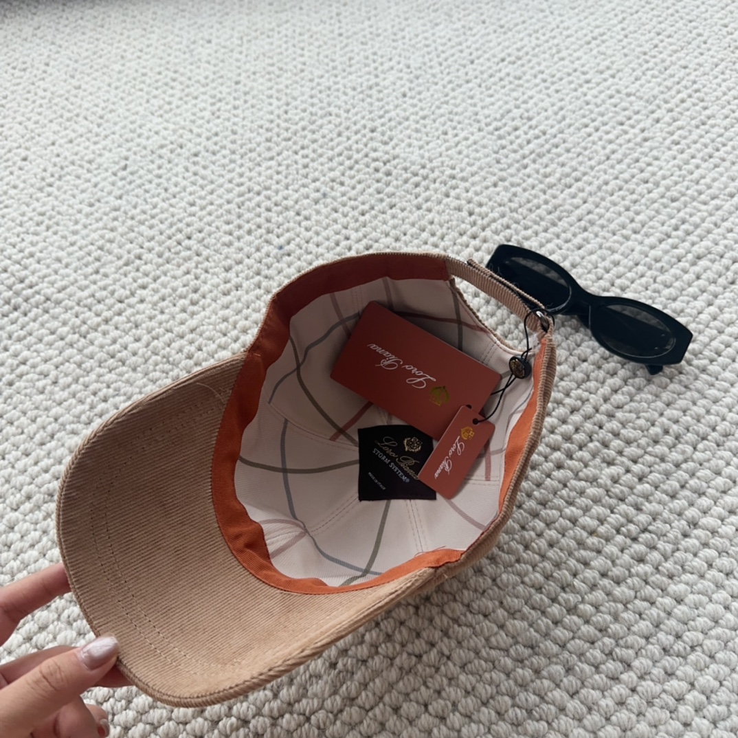 

Loro Piana(诺悠翩雅) 新款灯芯绒棒球帽，大牌同步，超好搭配，出货！