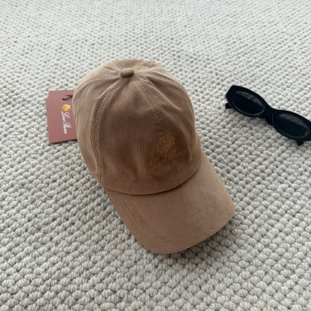 

Loro Piana(诺悠翩雅) 新款灯芯绒棒球帽，大牌同步，超好搭配，出货！