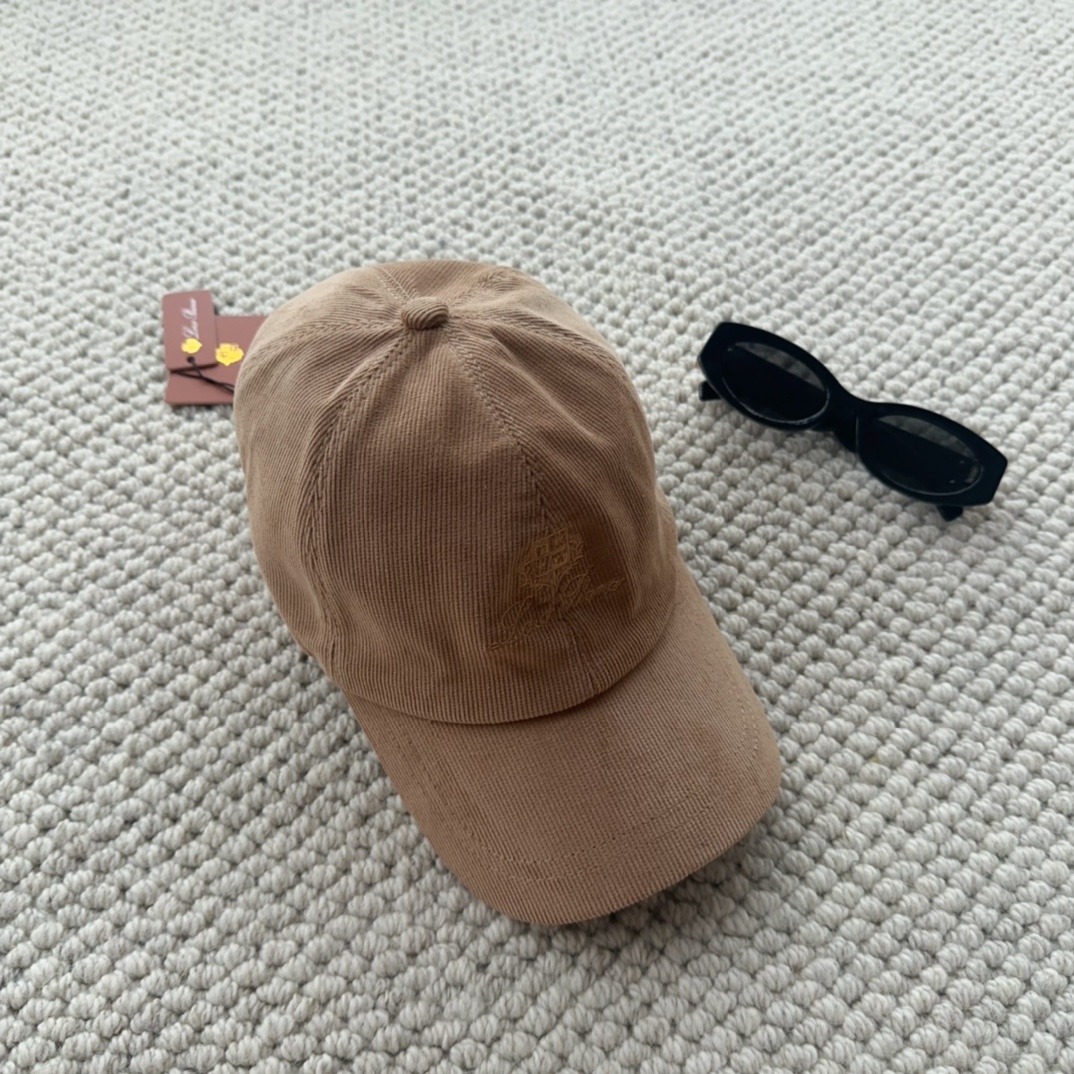 

Loro Piana(诺悠翩雅) 新款灯芯绒棒球帽，大牌同步，超好搭配，出货！