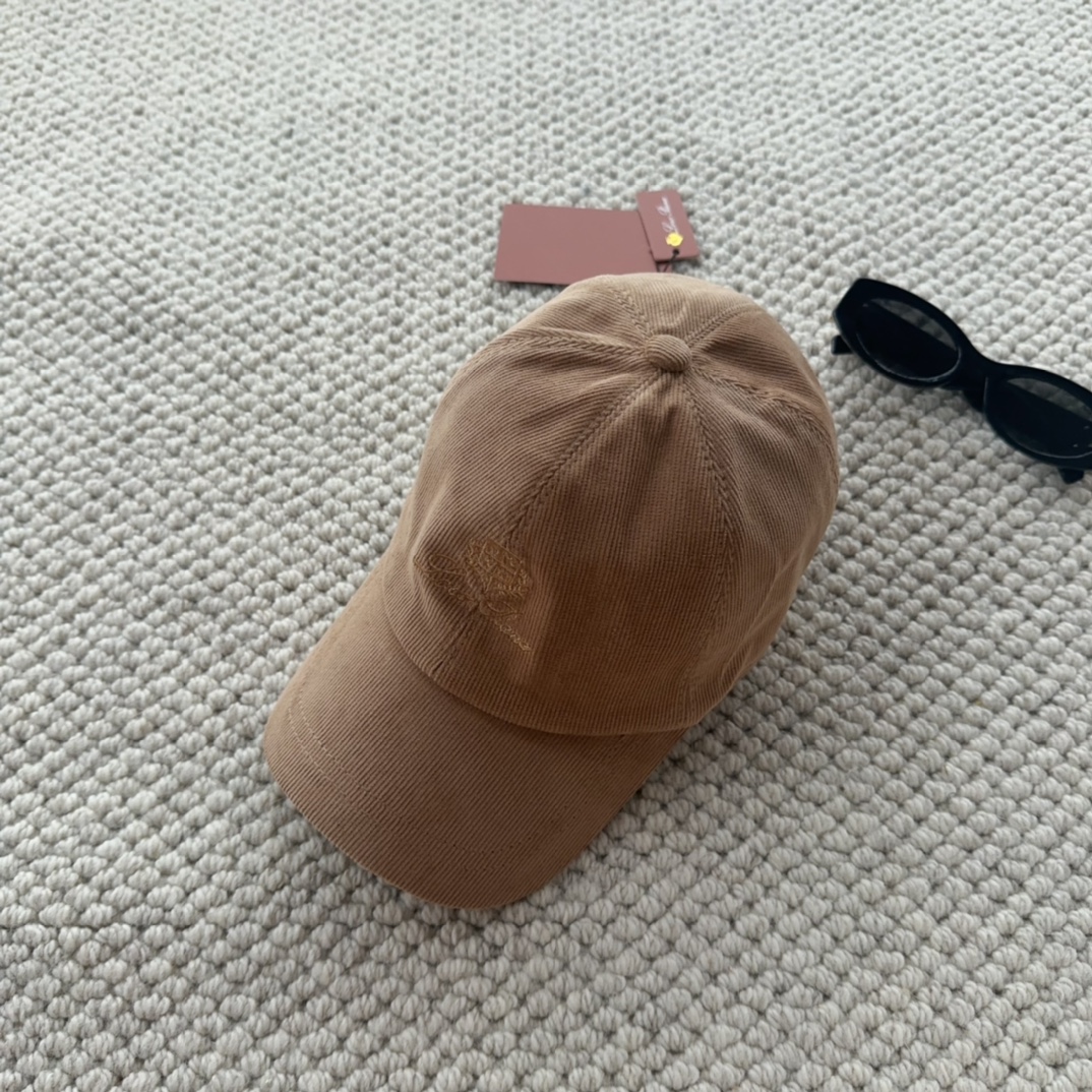 

Loro Piana(诺悠翩雅) 新款灯芯绒棒球帽，大牌同步，超好搭配，出货！
