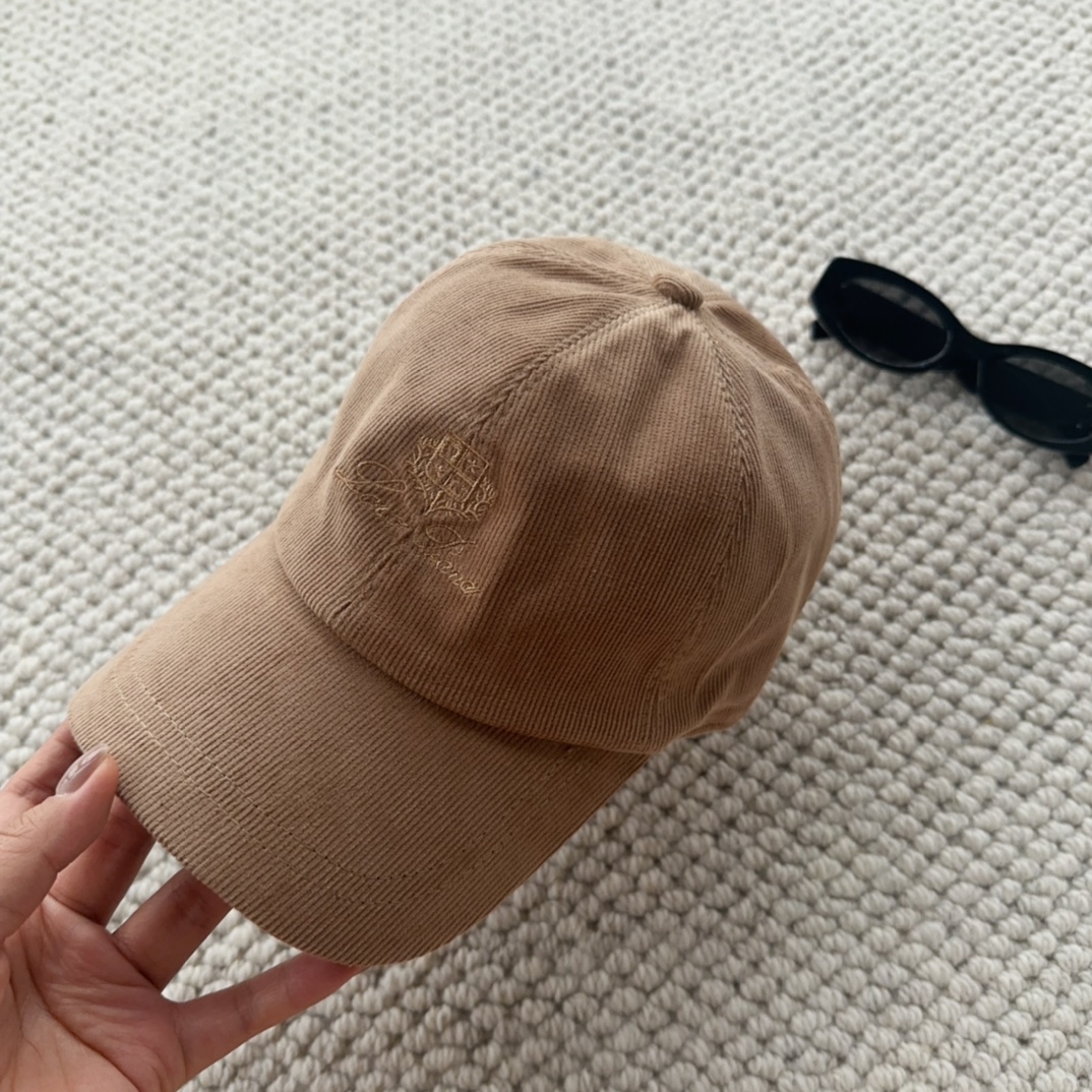 

Loro Piana(诺悠翩雅) 新款灯芯绒棒球帽，大牌同步，超好搭配，出货！