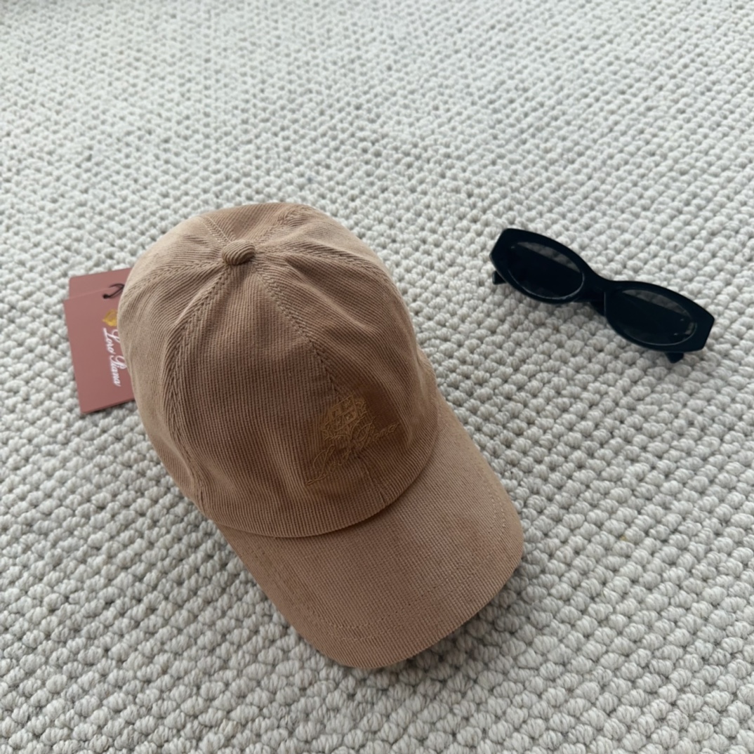 

Loro Piana(诺悠翩雅) 新款灯芯绒棒球帽，大牌同步，超好搭配，出货！