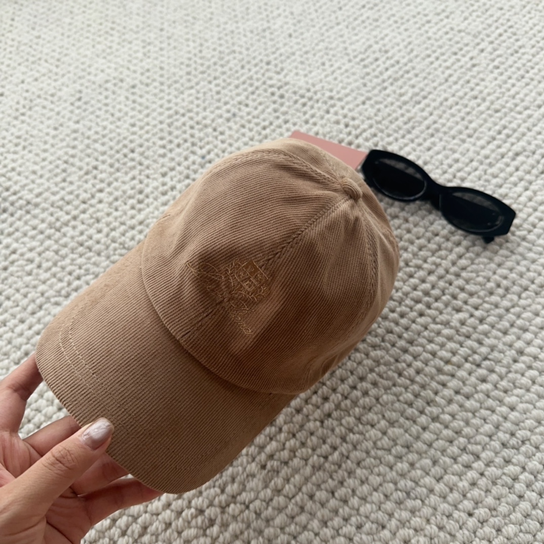 

Loro Piana(诺悠翩雅) 新款灯芯绒棒球帽，大牌同步，超好搭配，出货！