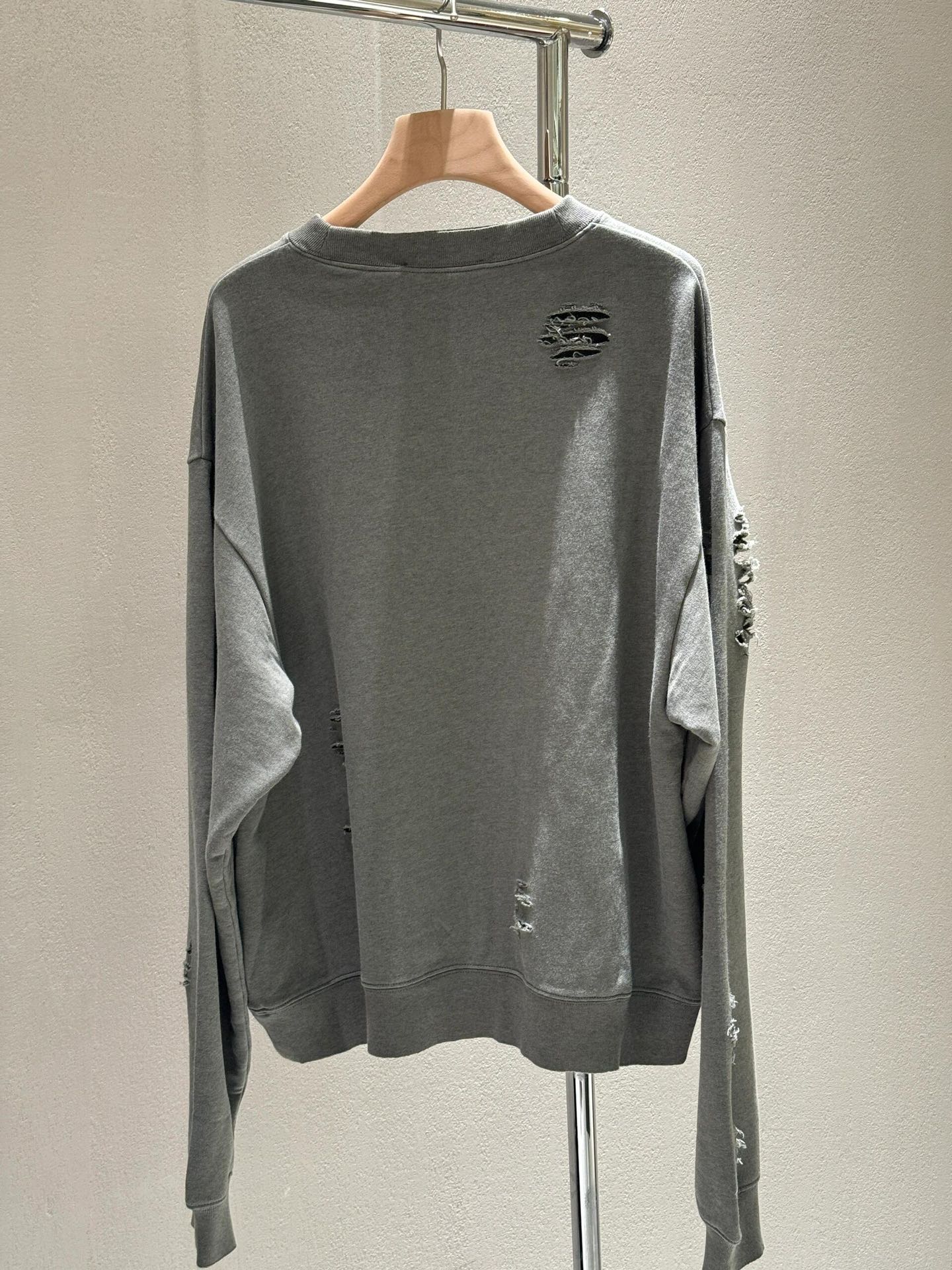 。Acne Studios 破洞做旧徽标运动衫
定制定染11灰绿臻柔棉彩棉卫衣料 【面布与毛圈底呈同色配