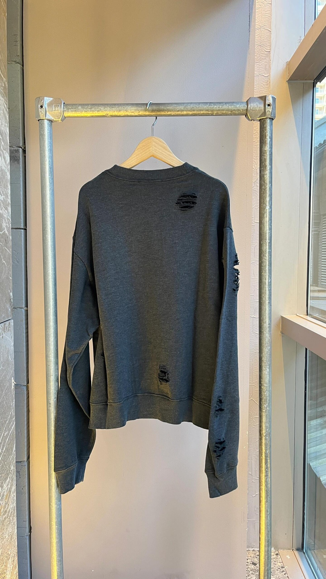 。Acne Studios 破洞做旧徽标运动衫
定制定染11灰绿臻柔棉彩棉卫衣料 【面布与毛圈底呈同色配