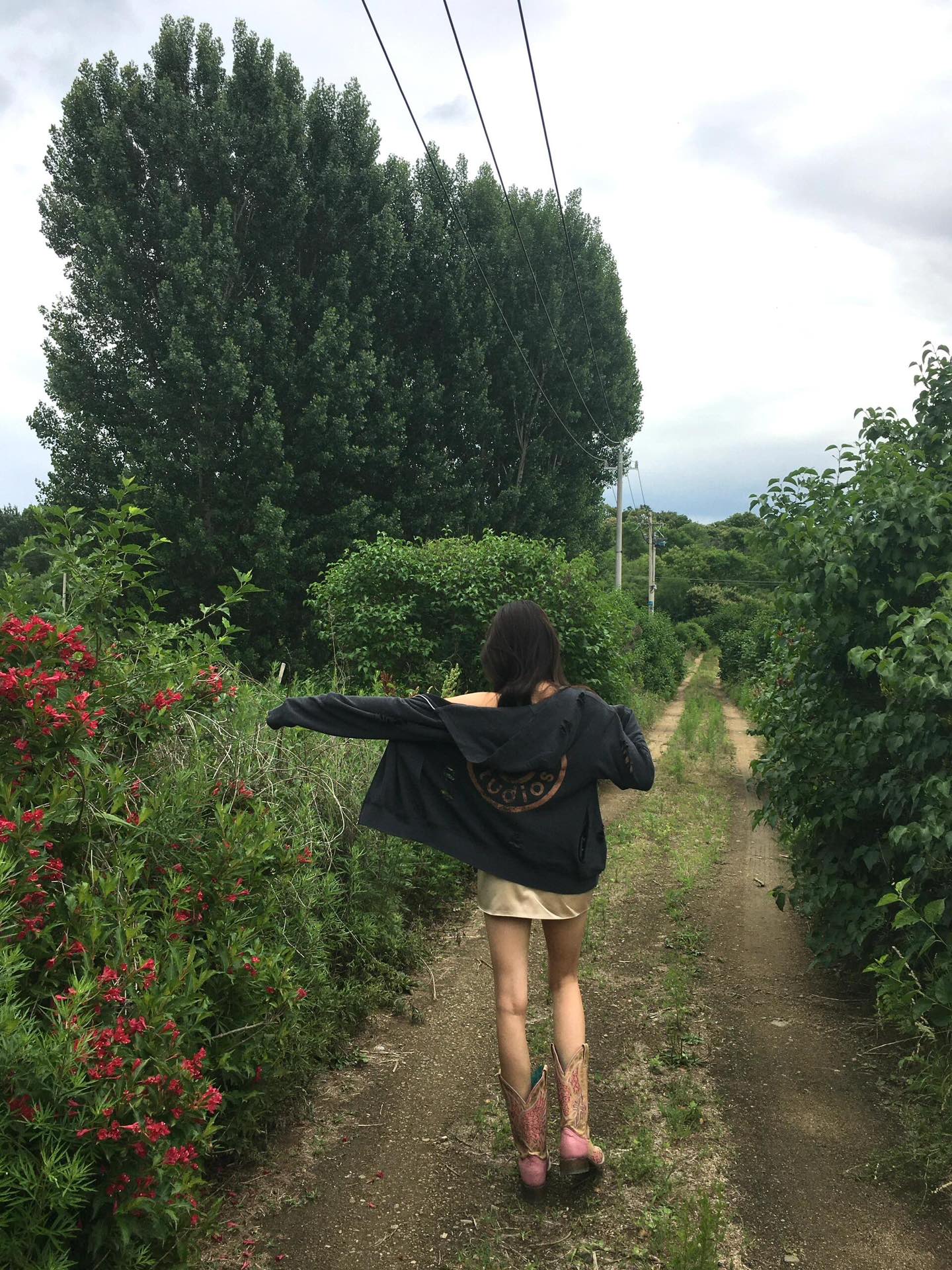 。Acne Studios 破洞做旧徽标拉链外套
定制定染11灰绿臻柔棉彩棉卫衣料 【面布与毛圈底呈同色