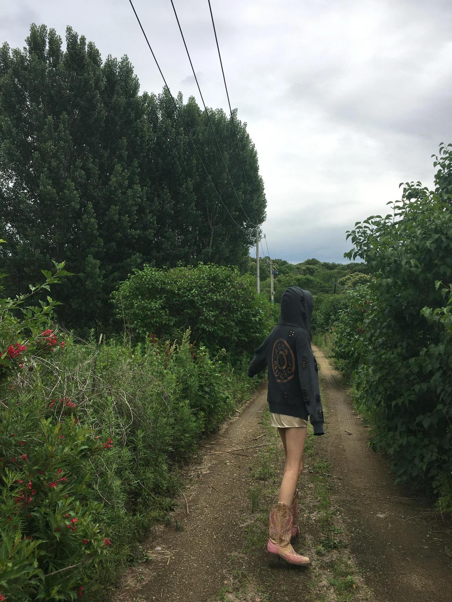 。Acne Studios 破洞做旧徽标拉链外套
定制定染11灰绿臻柔棉彩棉卫衣料 【面布与毛圈底呈同色