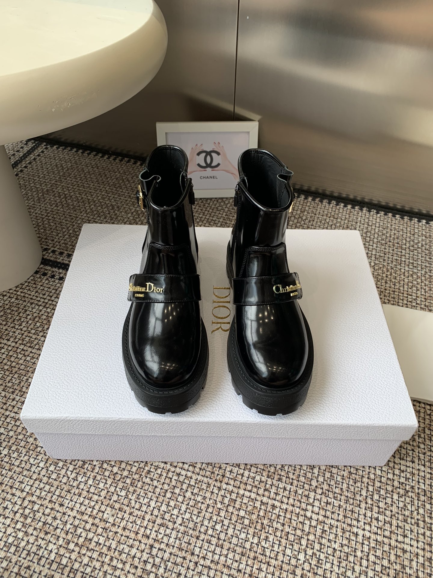 NO:511689,Top version Dior 2025ss autumn and winter new Brock boots The enduring riding boots look reveals the classic design The top version of the market is made of soft black cowhide leather to create a casual yet elegant style. The top imported calfskin The entire boot is full leather. The inner water dyed cowhide original open molded outsole. Heel height 3.5cm. Size 35–39 (40.41 custom made), casual shoes/sports shoes, dior, dior, boots, sneakers, cowhide19860909顶级版本 Dior 迪奥 2025ss秋冬新品布洛克短靴 经久不衰的马靴造型 彰显经典设计 市场顶级版本 采用柔软的黑色牛皮革制作 打造休闲又不失优雅的风格 采用顶级进口小牛皮 整个靴筒都是全皮 内里水染牛皮  原版开模大底 跟高3.5cm 码数35–39 (40.41定做）,休闲鞋/运动鞋,dior,dior,boots,sneakers,cowhide,Women's Shoes