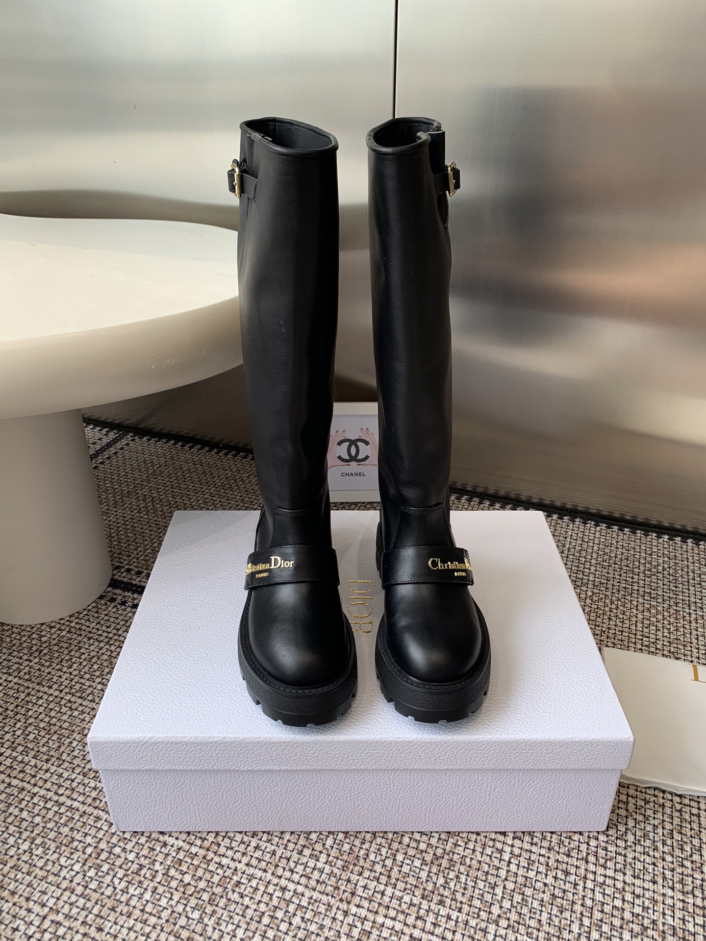 NO:511692,Top version Dior 2025ss autumn and winter new Brock boots The enduring riding boots look reveals classic design The top version of the market is made of soft black cowhide leather to create a casual yet elegant style. The top imported calfskin The entire boot is full leather. The inner water dyed cowhide original open molded outsole. Heel height 3.5cm. Size 35–39 (40.41 custom made), casual shoes/sports shoes, dior, dior, boots, sneakers, cowhide19860909顶级版本 Dior 迪奥 2025ss秋冬新品布洛克长靴 经久不衰的马靴造型 彰显经典设计 市场顶级版本 采用柔软的黑色牛皮革制作 打造休闲又不失优雅的风格 采用顶级进口小牛皮 整个靴筒都是全皮 内里水染牛皮  原版开模大底 跟高3.5cm 码数35–39 (40.41定做）,休闲鞋/运动鞋,dior,dior,boots,sneakers,cowhide,Women's Shoes