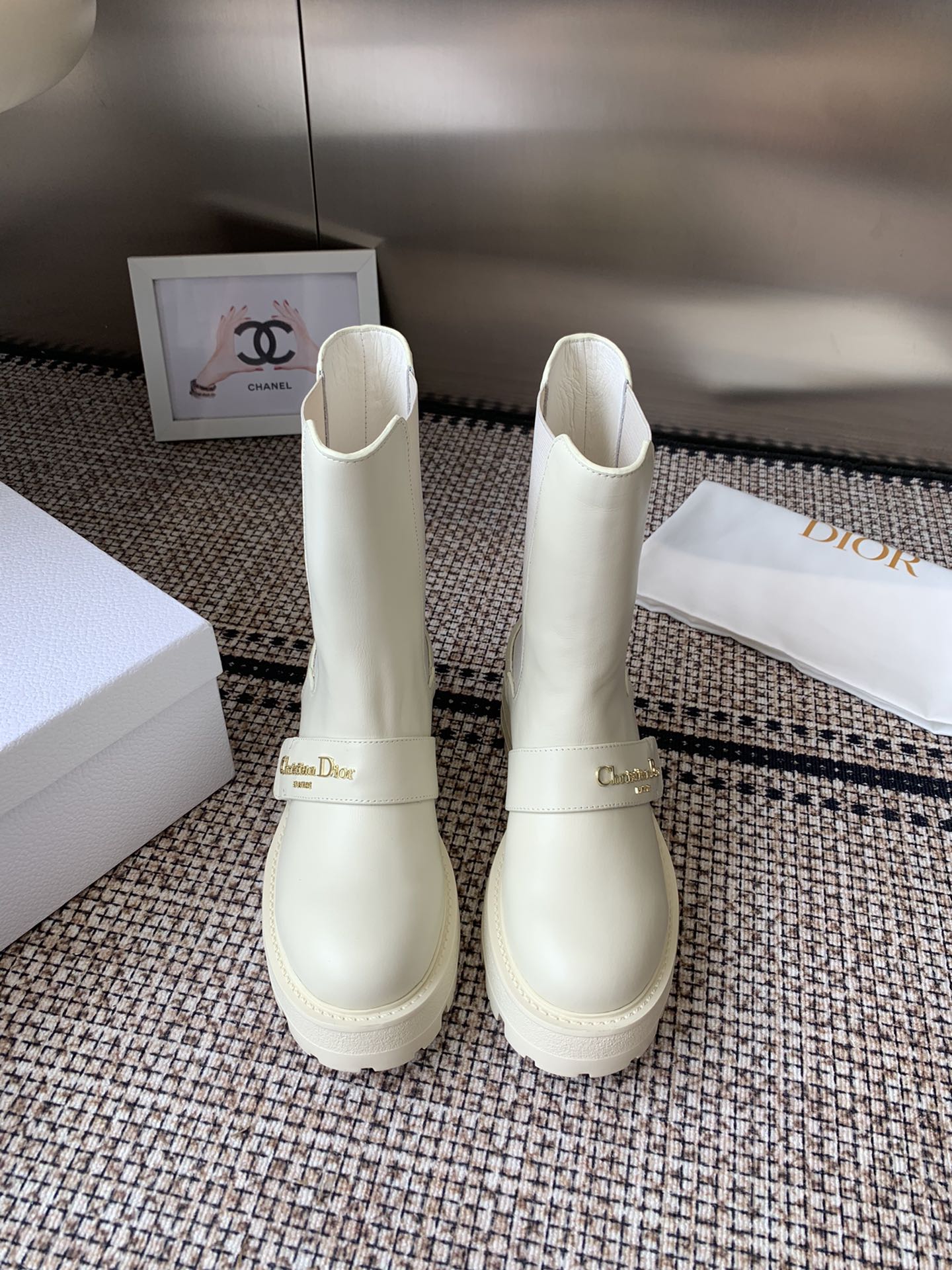 NO:511772,Top version Dior 2025 autumn and winter new D-Quest series Punk style Chelsea elastic and nude women's boots Celebrity same CD letter logo hardware belt buckle motorcycle boots Low heel thick sole round toe one-step knight short boots Imported upper full grain calfskin inner water dyed sheepskin inner foot pads Large sole original open mold Tpu outsole/original open mold hardware buckle Sole thickness 3.5CM size 35-41 (customized for 40.41), casual shoes/sports shoes, dior, dior, boots, sneakers, cowhide, sheepskin19860909顶级版本 Dior 迪奥 2025 秋冬新款 D-Quest系列 朋克风切尔西弹力及裸女靴 明星同款CD字母logo五金皮带扣机车靴 低跟厚底圆头一脚蹬骑士短靴 鞋面进口全粒面小牛皮 内里水染羊皮内里垫脚 大底原版开模Tpu大底/原版开模五金扣 底厚3.5CM 码数35-41（40.41定做）,休闲鞋/运动鞋,dior,dior,boots,sneakers,cowhide,sheepskin,Women's Shoes