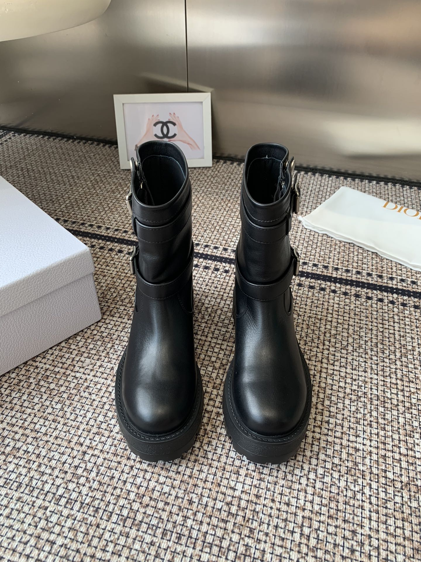 NO:511776,Top version Dior Dior Di Lieba's same D-Major thick-soled knight boots Martin boots D-Major boots The heel height design of D-Major short boots has the right height enhancement effect. Whether it is paired with simple jeans to create a daily street look or an elegant dress to attend important occasions, it can be easily controlled, perfectly interpreting the true meaning of fashion and versatility. The upper of this pair of short boots is made of top calfskin material. The delicate texture shows the innate sense of high-end. The inner cowhide stepping cowhide original open mold rubber foam sole size 35-40 (customized for 40.41), casual shoes/sports shoes, dior, dior, boots, sneakers, skirts, jeans, cowhide19860909顶级版本 Dior 迪奥 迪丽热巴同款D-Major 厚底骑士靴 马丁靴 D-Major 短靴的跟高设计巧妙 既有着恰到好处的增高效果 无论是搭配简约的牛仔裤打造日常出街造型 还是与优雅的裙装组合出席重要场合 它都能轻松驾驭 完美诠释时尚百搭的真谛 这双短靴鞋面采用顶级小牛皮材质 细腻纹理彰显着与生俱来的高级感 内里牛皮垫脚牛皮 原版开模橡胶发泡大底 码数35-40（40.41订做）,休闲鞋/运动鞋,dior,dior,boots,sneakers,skirts,jeans,cowhide,Women's Shoes