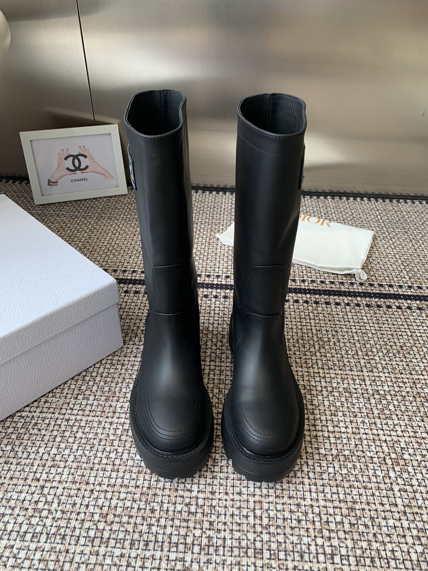 NO:511784,Top version Dior 2025ss autumn and winter new Brock boots The enduring riding boots look reveals classic design The top version of the market is made of soft black cowhide leather to create a casual yet elegant style. The top imported calf leather with water dyed cowhide original open molded outsole heel height 3.5cm size 35–39 (40.41 custom made), casual shoes/sports shoes, dior, dior, boots, sneakers, cowhide19860909顶级版本 Dior 迪奥 2025ss秋冬新品布洛克长靴 经久不衰的马靴造型 彰显经典设计 市场顶级版本 采用柔软的黑色牛皮革制作 打造休闲又不失优雅的风格 采用顶级进口小牛皮 内里水染牛皮 原版开模大底 跟高3.5cm 码数35–39 (40.41定做）,休闲鞋/运动鞋,dior,dior,boots,sneakers,cowhide,Women's Shoes