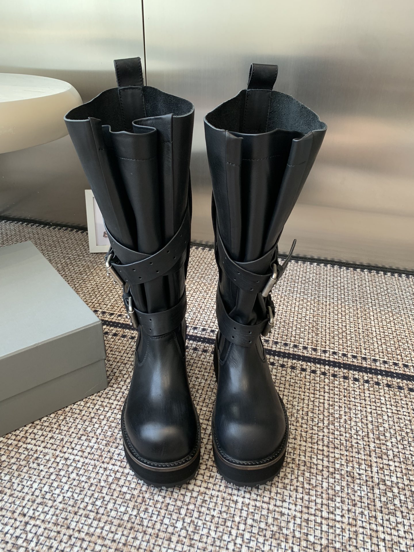 NO:511788,Balenciga 25FW Venom mid-tube boots, high boots, thick-soled boots, dark functional style, street-exploding aura, liquid boots, very recognizable design, neat lines and metal buckles, every detail shows avant-garde attitude, leather is of high texture, restrained luster but luxurious, and foot feels more comfortable and stylish. Whether it is matched with slim jeans to show the coolness of the street, or it collides with a unique skirt, it can easily hold it. Wear it. You are the most eye-catching existence on the street to perfectly interpret the fashion attitude. Boot height, custom matte upper, natural throw calfskin, destruction process effect, custom calfskin inside, custom hardware pure copper matte silver brushed aged version, 3-layer combination of soles-reinforced leather, elastic wear-resistant velvet tire rubber outsole, heel height 5cm  Size 35-39 (40 and 41 custom made without return or exchange), casual shoes/sports shoes, balenciaga, balenciaga, boots, sneakers, skirts, jeans, cowhide19860909Balenciga巴黎世家 25FW毒液Venom中筒靴 高筒靴厚底长靴 暗黑机能风 出门炸街气场爆表 液靴的设计极具辨识度 利落的线条搭配金属扣饰 每一处细节都彰显着的前卫态度 皮革质感上乘,光泽内敛却又奢华尽显,脚感更是舒适与格调并存 无论是搭配修身牛仔裤展现街头酷感 还是与个性裙装碰撞出别样火花 它都能轻松hold住 穿上它 你就是街头最吸睛的存在将时尚态度完美诠释 靴筒高度 鞋面定制哑光自然摔小牛皮做旧破坏工艺效果 内里定制小牛皮 定制五金纯铜哑银色拉丝做旧版本 鞋底3层组合-真皮沿条回弹耐磨绒轮胎橡胶外底 跟高5cm 码数35-39（40、41定做不退换）,休闲鞋/运动鞋,balenciaga,balenciaga,boots,sneakers,skirts,jeans,cowhide,Women's Shoes