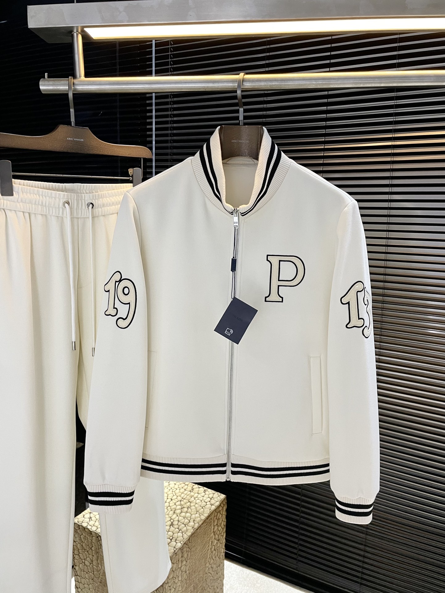 NO:513731,A set of PRAD is not sold. It is a big recommendation!  2025 autumn and winter new product, full of style, very good-looking, super stylish, definitely a powerful tool to attract resurgence!  Fashionable and trendy suit. It uses imported nylon blend fabric, with good comfort and exquisite turning!  A casual and handsome European and American tone!  Smooth and neat, with a crisp and stylish upper body, fashionable and handsome, and a full-size handsome image!  Size M-3XL, prada, prada, alexander wang19860909一套不拆卖P  PRAD（普拉） 重磅推荐！2025秋冬新品 十足腔调 上身非常的赞 超有型 绝对是吸引回头率的利器！时尚潮流套装.采用进口锦纶混纺面料,舒适度好,车工精湛！随性帅气的欧美调调！流畅利落 上身挺括有型,时尚又帅气,十足的型男形象！尺码 M-3XL,,prada,prada,alexander wang,Men's clothing