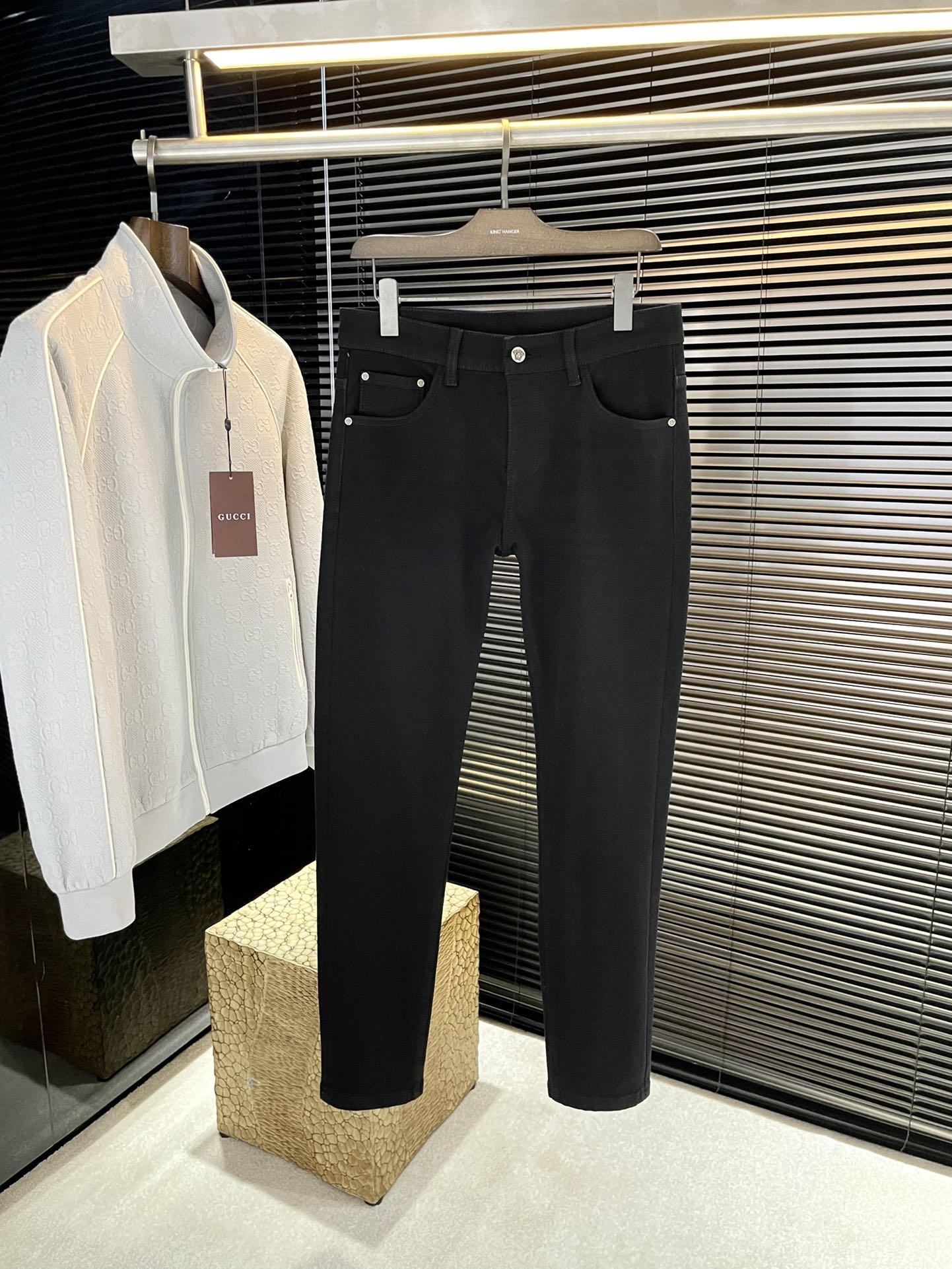 NO:513733,P Versac (Versac) 2025 autumn and winter new jeans imported from Italian haute couture denim fabrics Fashion and casual Regular style Micro-stretch fabrics The fabric is comfortable and soft, breaking through the feel of conventional denim fabrics, not stuffy, and excellent comfort. It is free and versatile, and it does not deform for a long time. The upper body effect is excellent. The elegant and elegant tailoring, the design is constantly innovating, but it always maintains a noble and elegant style and taste. The charm of fashion. The small straight line of the style is fashionable. The counter number is 29-38 (37), versace, versace, jeans, alexander wang19860909P  Versac（范思哲）2025秋冬新款牛仔裤 进口意大利高定牛仔面料 时尚休闲 常规版型 微弹力面料 面料舒适柔软,突破常规牛仔的面料手感,不闷热,舒适感极佳.随意百搭 久洗不变形 上身效果极佳.大方优雅的剪裁,设计不断创新却始终保持着高贵优雅的风格和品位 演绎时尚魅惑 版型小直筒 时尚佳品 专柜码数 29-38（37）,,versace,versace,jeans,alexander wang,Men's clothing