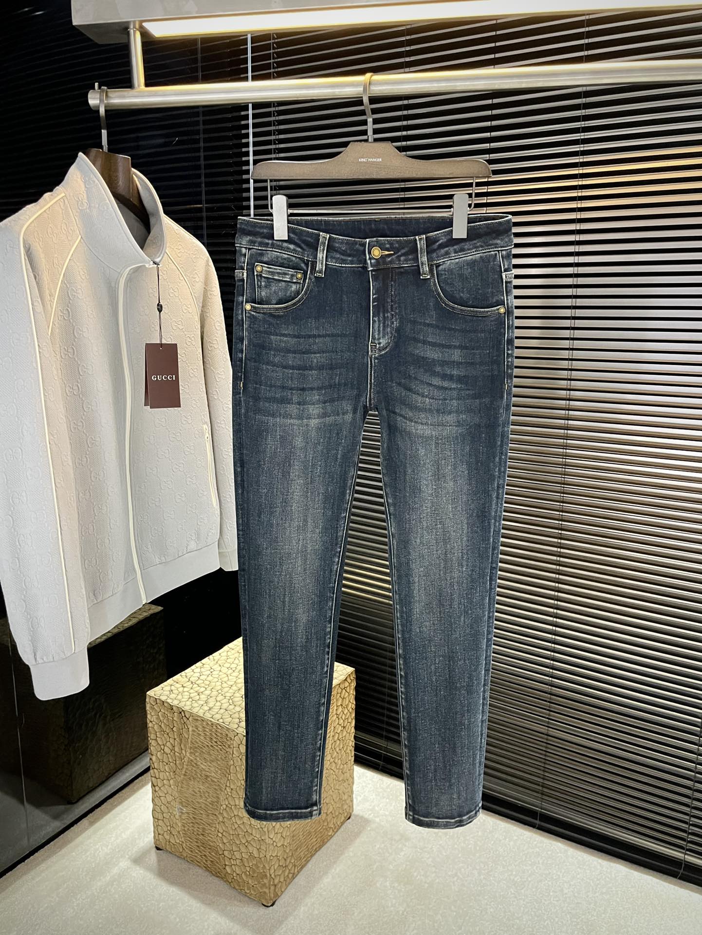 NO:513735,P 2025 autumn and winter new jeans imported from Italian haute couture denim fabrics Fashion and casual Regular style Micro-stretch fabrics The fabric is comfortable and soft, breaking through the feel of conventional denim fabrics, not stuffy, and excellent comfort. It is free and versatile, and it does not deform for a long time. The upper body effect is excellent. The elegant and elegant tailoring, the design is constantly innovating, but it always maintains a noble and elegant style and taste. The charm of fashion. The small straight line of the style is fashionable. The counter number is 29-38 (37), ,jeans,alexander wang19860909P   2025秋冬新款牛仔裤 进口意大利高定牛仔面料 时尚休闲 常规版型 微弹力面料 面料舒适柔软,突破常规牛仔的面料手感,不闷热,舒适感极佳.随意百搭 久洗不变形 上身效果极佳.大方优雅的剪裁,设计不断创新却始终保持着高贵优雅的风格和品位 演绎时尚魅惑 版型小直筒 时尚佳品 专柜码数 29-38（37）,,jeans,alexander wang,Men's clothing