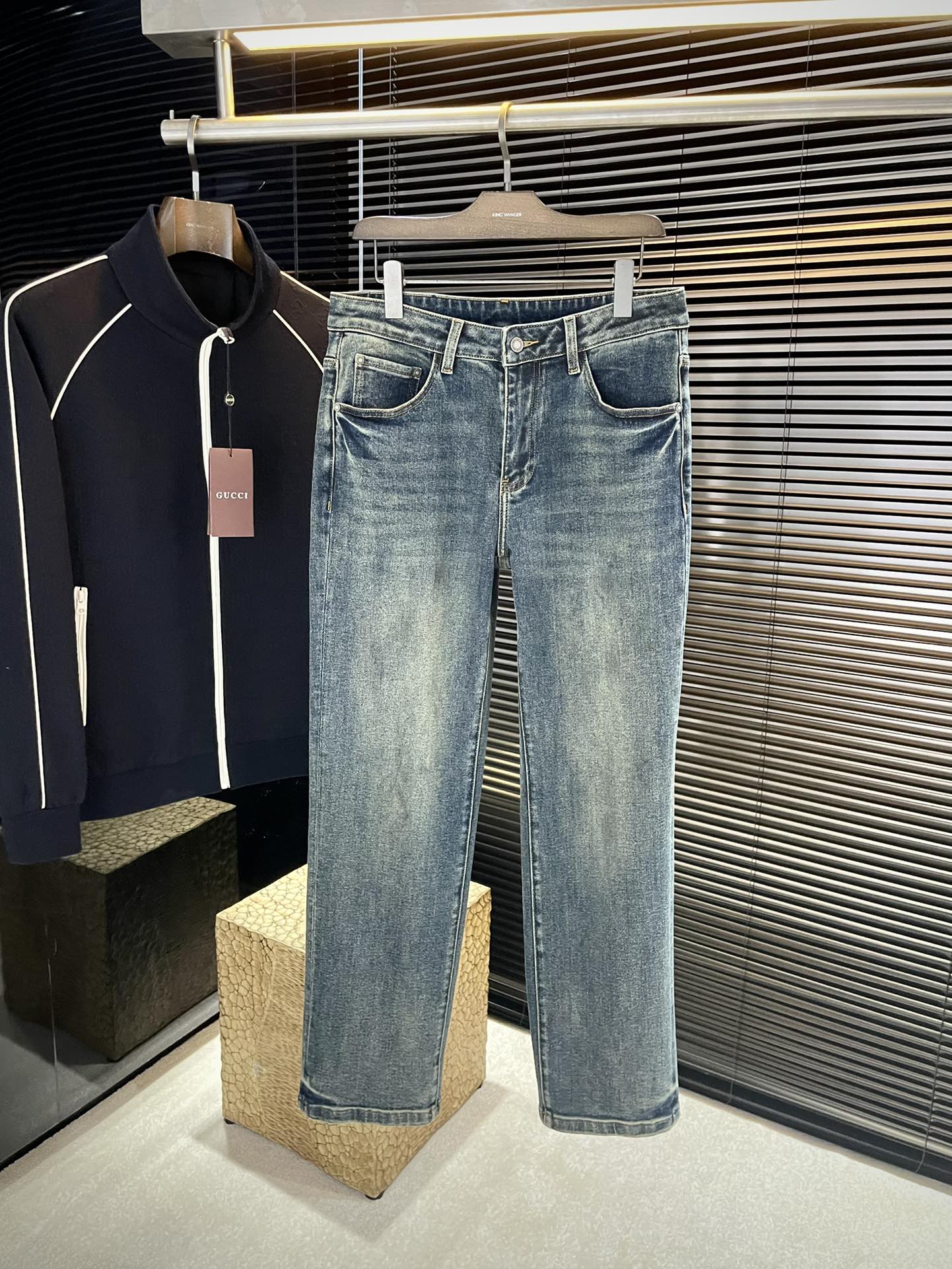 NO:513737,P LOUIS VUIT (Louis) 2025 autumn and winter new jeans imported from Italian haute couture denim fabrics Fashionable and casual straight-fitting fabrics Micro-stretch fabrics The fabrics are comfortable and soft, breaking through the feel of conventional denim fabrics, not stuffy and excellent comfort. They are free and versatile, and they are not deformed for a long time. The upper body effect is excellent. The elegant and elegant tailoring, the design is constantly innovating, but always maintaining noble and elegant style and taste. The charm of fashion. Straight fittings Fashion products. Counter codes 29-38 (37),,louis vuitton,louis vuitton,jeans,alexander wang19860909P  LOUIS VUIT（路易）2025秋冬新款牛仔裤 进口意大利高定牛仔面料 时尚休闲直筒版型 微弹力面料 面料舒适柔软,突破常规牛仔的面料手感,不闷热,舒适感极佳.随意百搭 久洗不变形 上身效果极佳.大方优雅的剪裁,设计不断创新却始终保持着高贵优雅的风格和品位 演绎时尚魅惑 版型直筒 时尚佳品 专柜码数 29-38（37）,,louis vuitton,louis vuitton,jeans,alexander wang,Men's clothing
