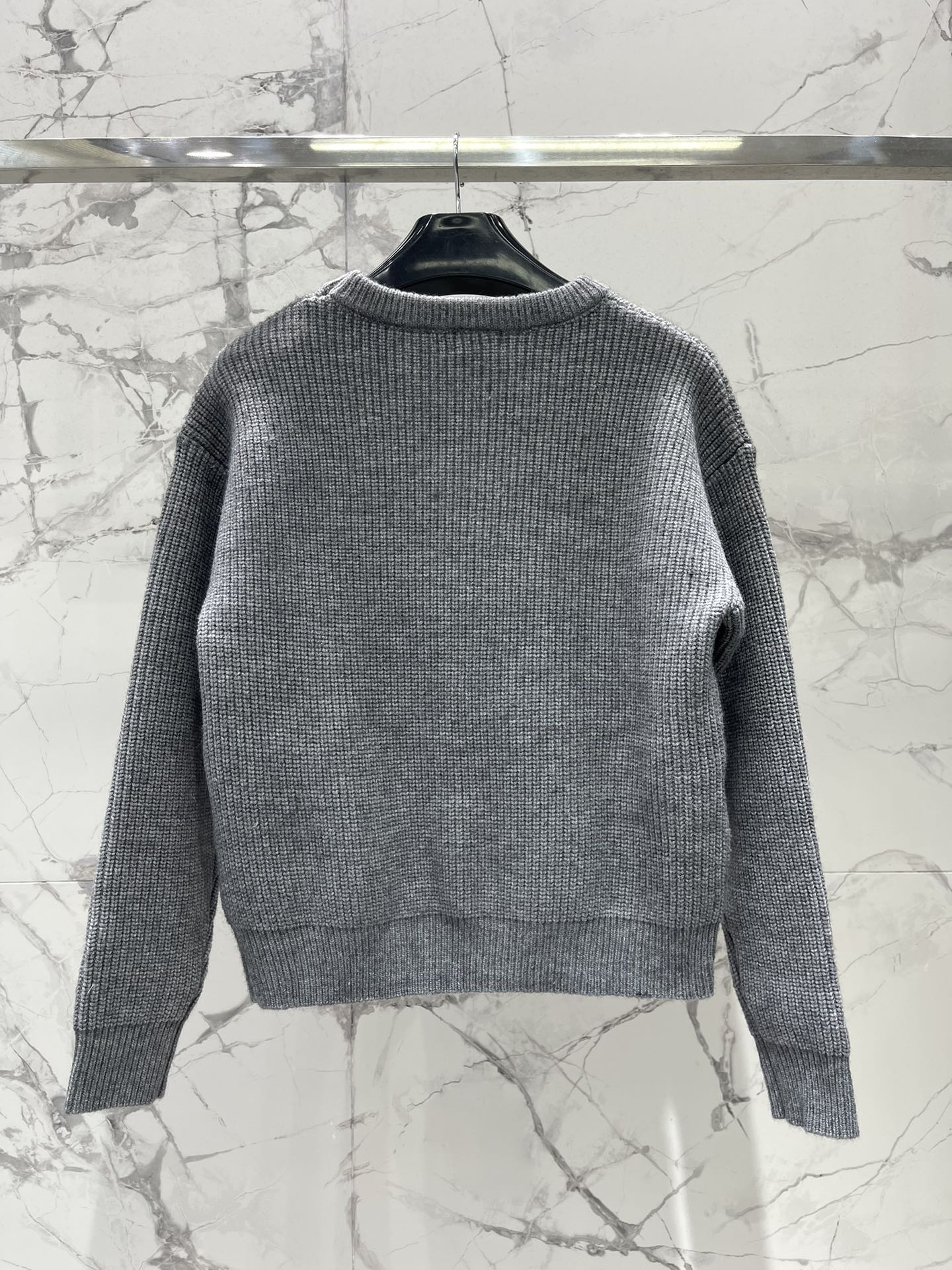 𝗖𝗘𝗟𝗜𝗡𝗘*赛琳新款罗纹羊毛圆领贴花长袖针织衫CELINE家这款罗纹羊毛针织衫简直是行走的「富家千金风