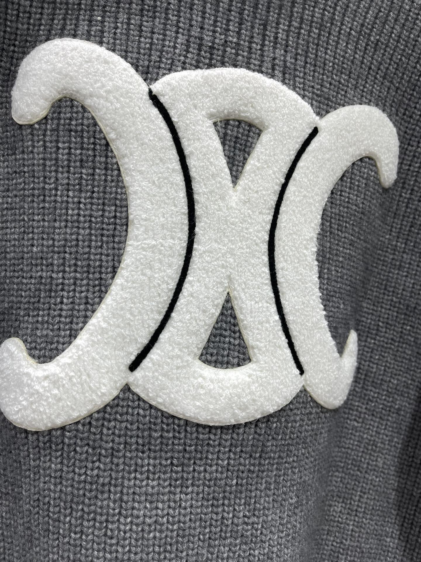 𝗖𝗘𝗟𝗜𝗡𝗘*赛琳新款罗纹羊毛圆领贴花长袖针织衫CELINE家这款罗纹羊毛针织衫简直是行走的「富家千金风