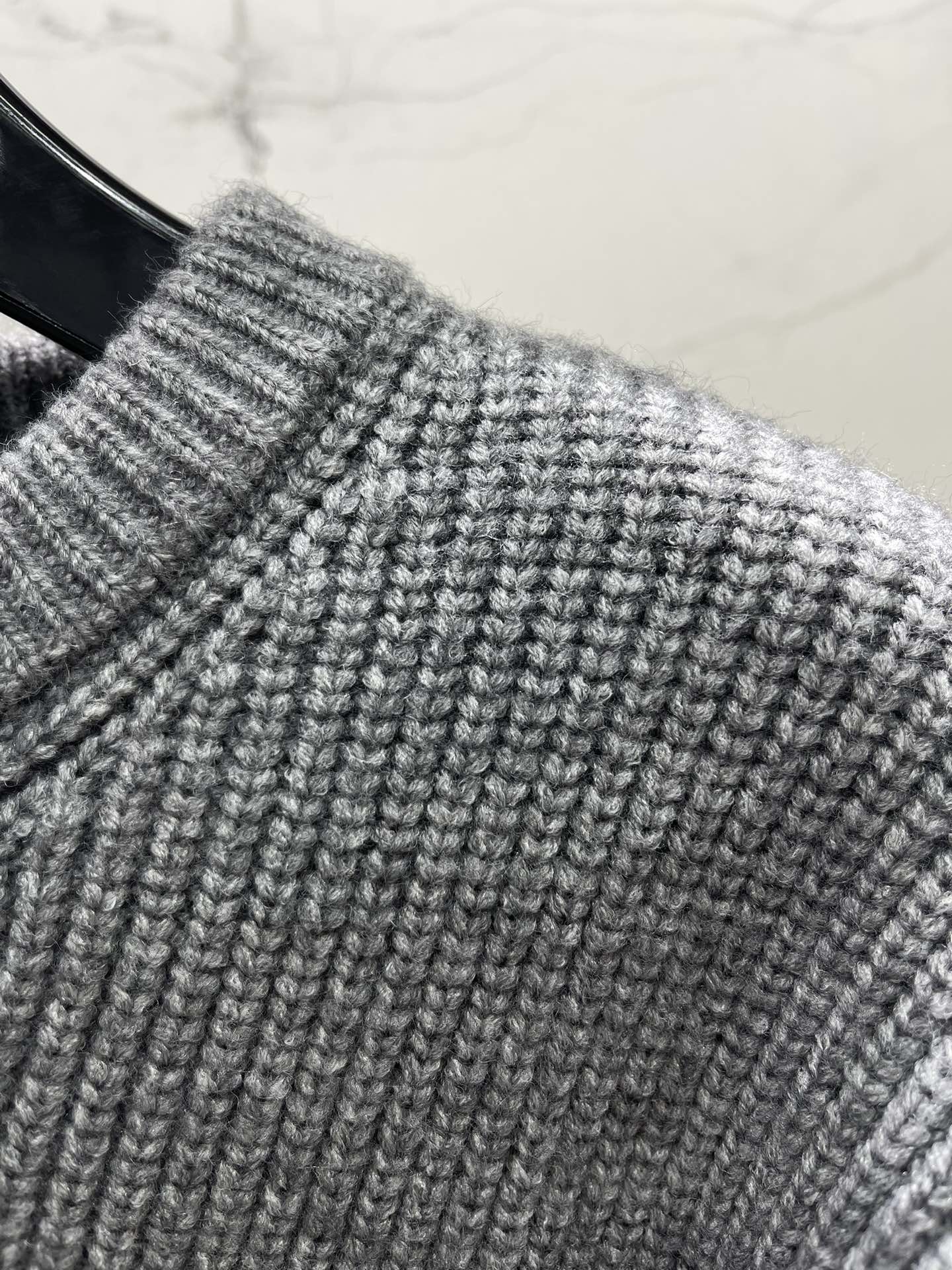 𝗖𝗘𝗟𝗜𝗡𝗘*赛琳新款罗纹羊毛圆领贴花长袖针织衫CELINE家这款罗纹羊毛针织衫简直是行走的「富家千金风