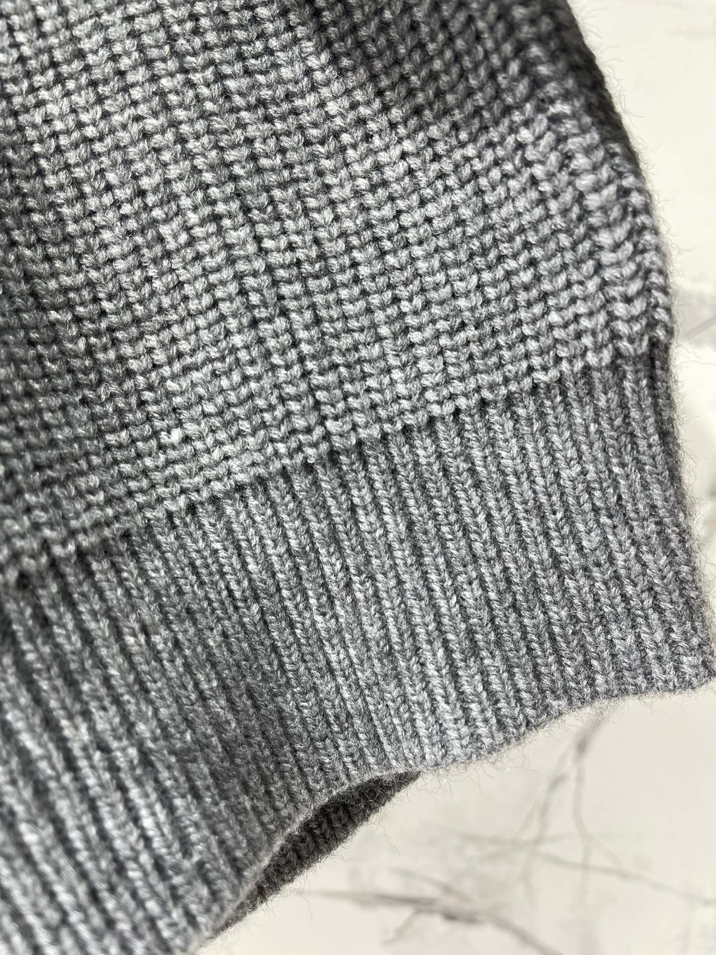 𝗖𝗘𝗟𝗜𝗡𝗘*赛琳新款罗纹羊毛圆领贴花长袖针织衫CELINE家这款罗纹羊毛针织衫简直是行走的「富家千金风