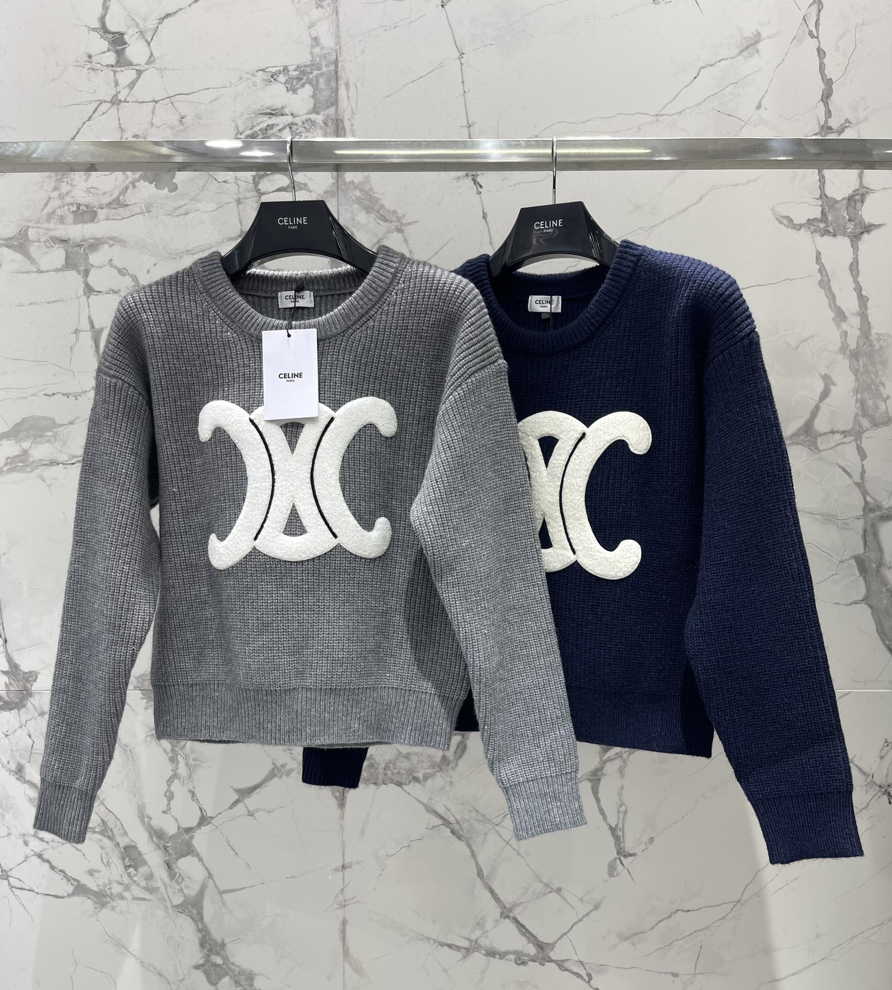 𝗖𝗘𝗟𝗜𝗡𝗘*赛琳新款罗纹羊毛圆领贴花长袖针织衫CELINE家这款罗纹羊毛针织衫简直是行走的「富家千金风